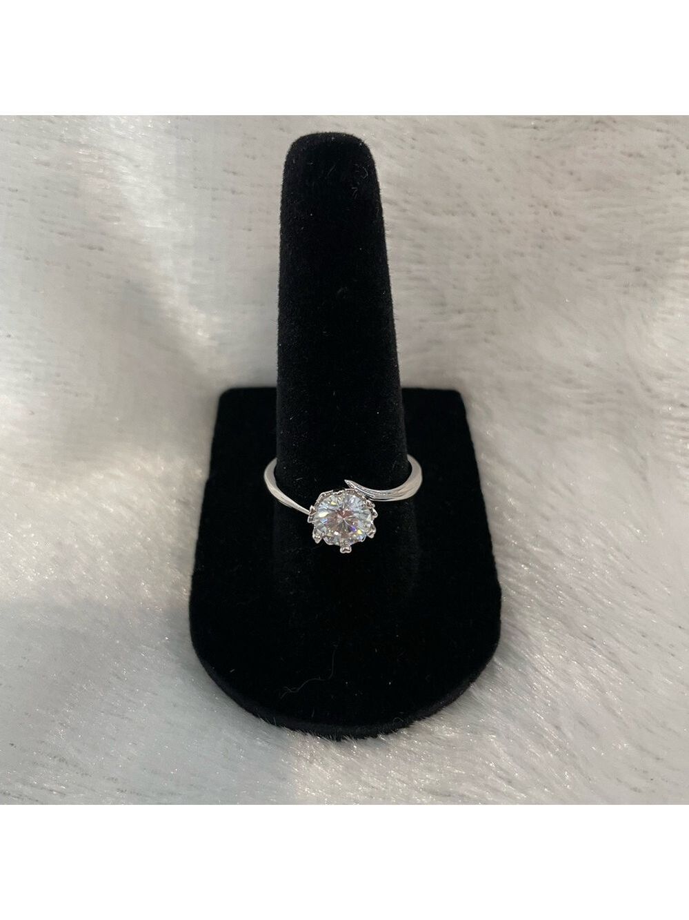 Woman’s Moissanite solitaire woman’s ring size 8 - Picture 1 of 4
